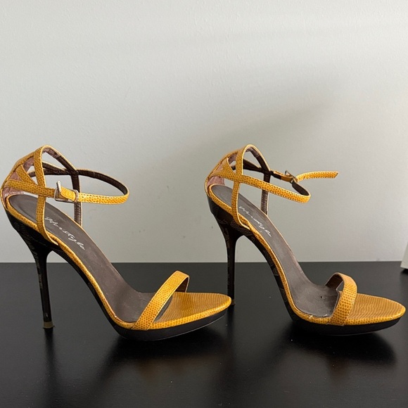 Yellow Strappy Heels Sz 6 - Picture 3 of 11